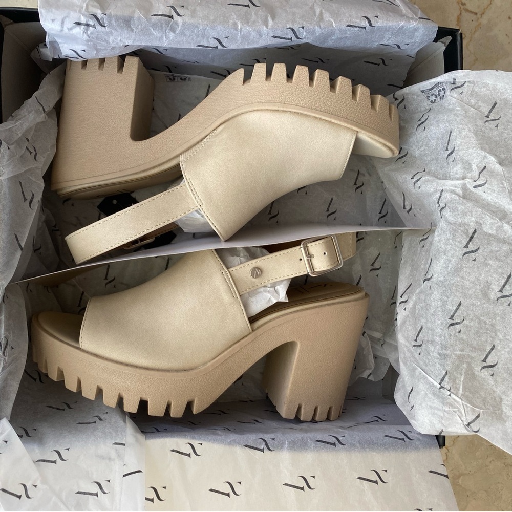 VERA WANG Rotini Women's Peep-Toe Sandals - Picture 3 of 13